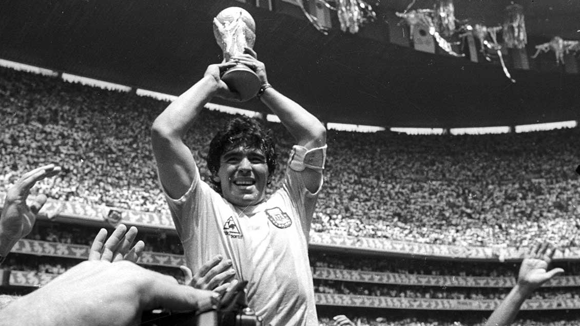 Diego Maradona mit dem Weltmeisterpokal
