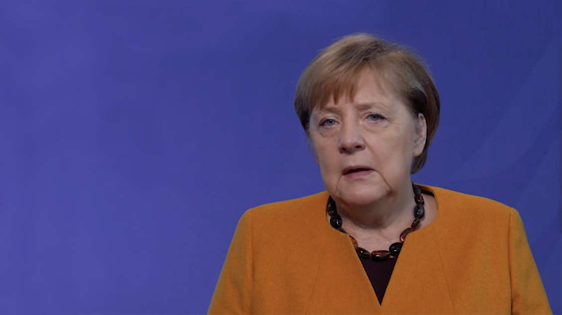Angela Merkel spricht während ihres Video-Podcast.