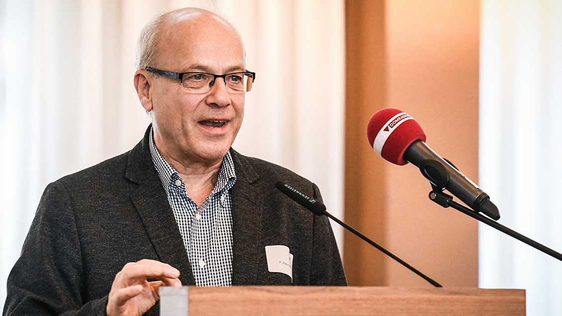 Pater Klaus Mertes, ehemaliger Leiter des Berliner Canisius-Kollegs und Direktor der Jesuitenschule Kolleg Sankt Blasien, spricht während der Vollversammlung des Zentralkomitees der deutschen Katholiken (ZdK) am 23. November 2018 in Bonn.