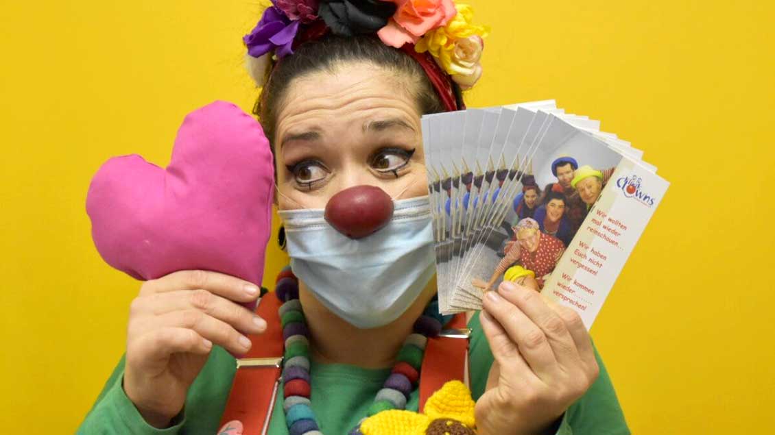 „Wir haben Dich nicht vergessen“: Klinikclownin „Mimi“ alias Olinda Marinho e Campos überreicht die KFD_Stoffherzen und Grußkarten an die Einrichtungsleitungen. | Foto: pd