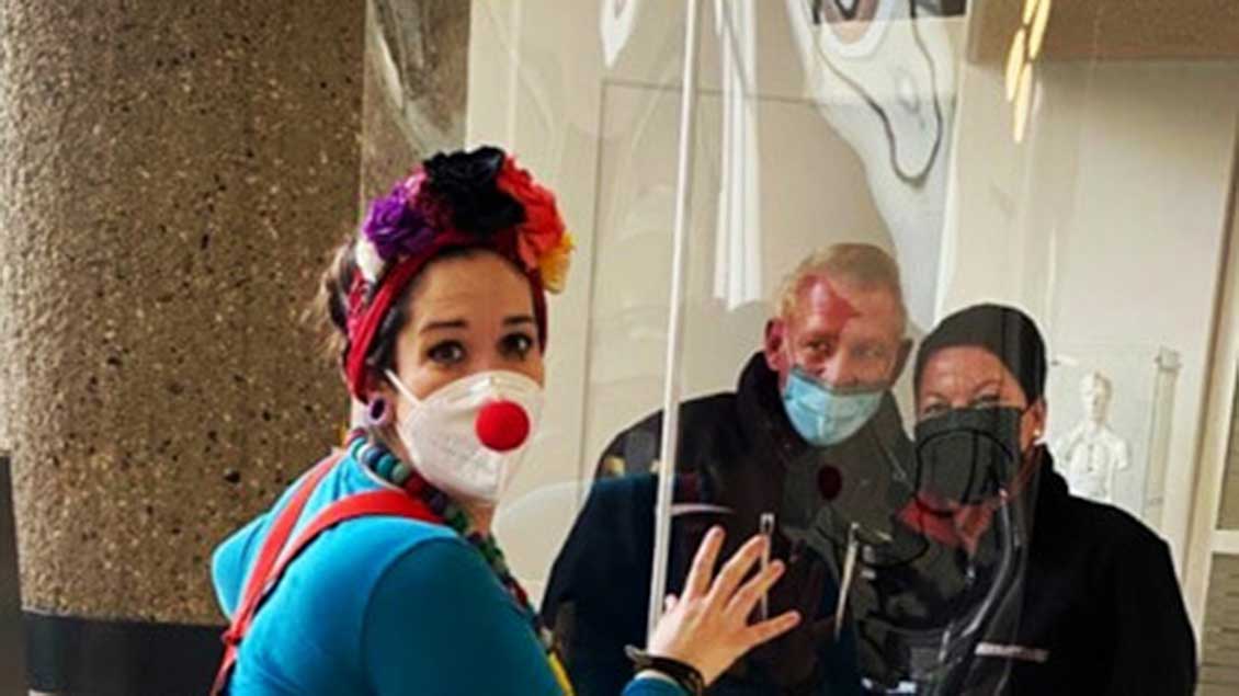 Dank des Spuckschutz kann Clownin Mimi im Mathias-Spital Rheine unterwegs sein. | Foto: pd