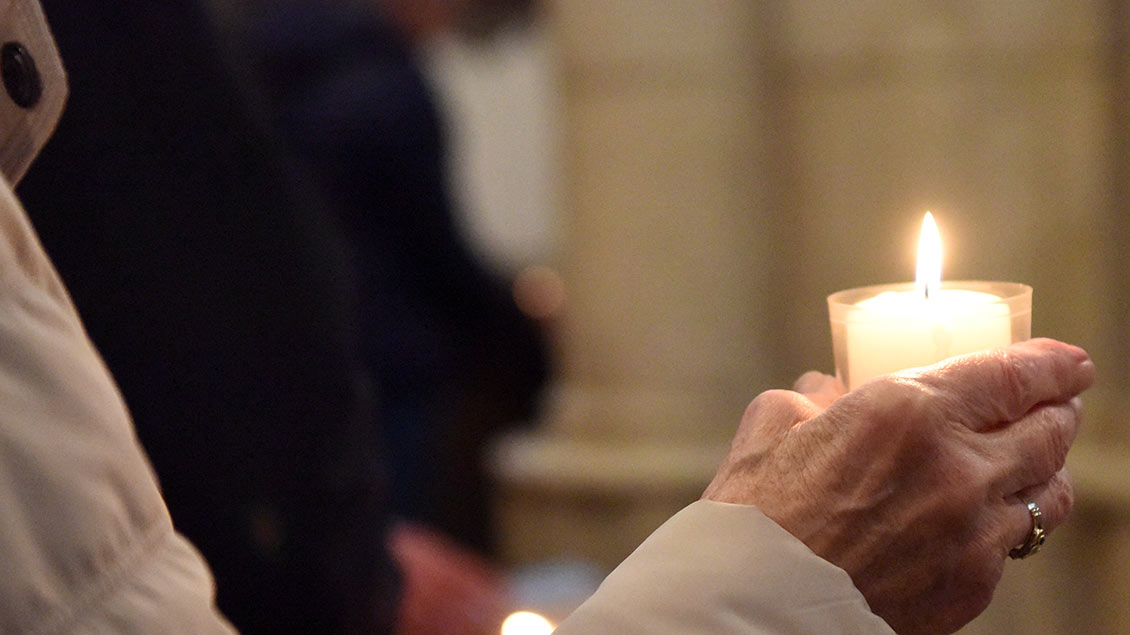 Eine Frau hält eine Kerze in den Händen Symbol-Foto: Michael Bönte