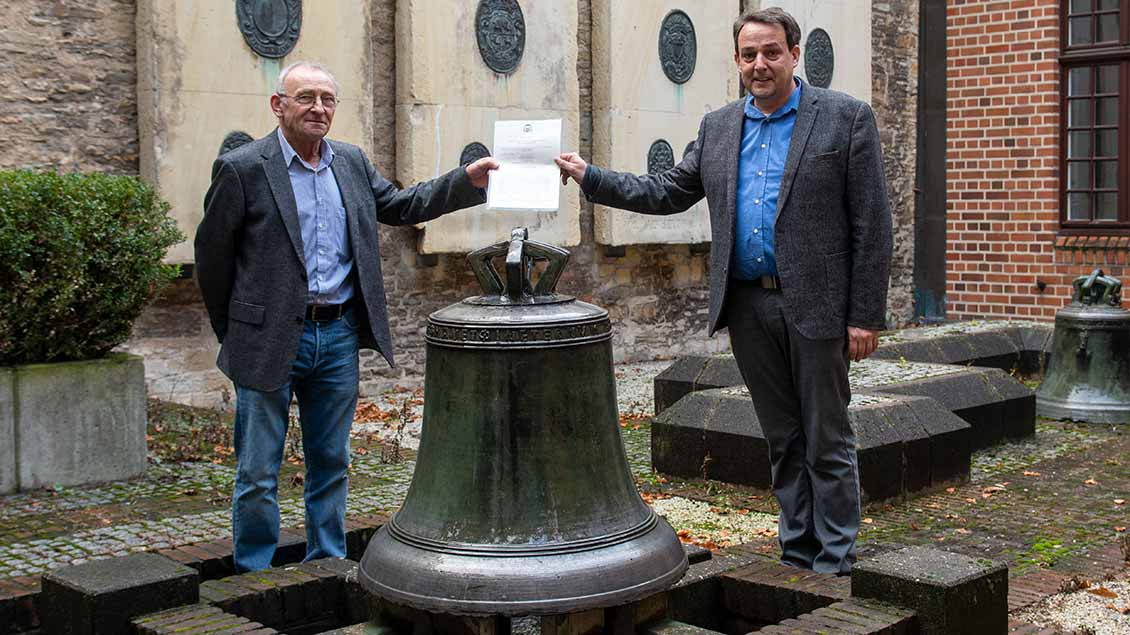 Hans Manek und Thomas Flammer mit der Glocke Foto: Ann-Christin Ladermann (pbm)