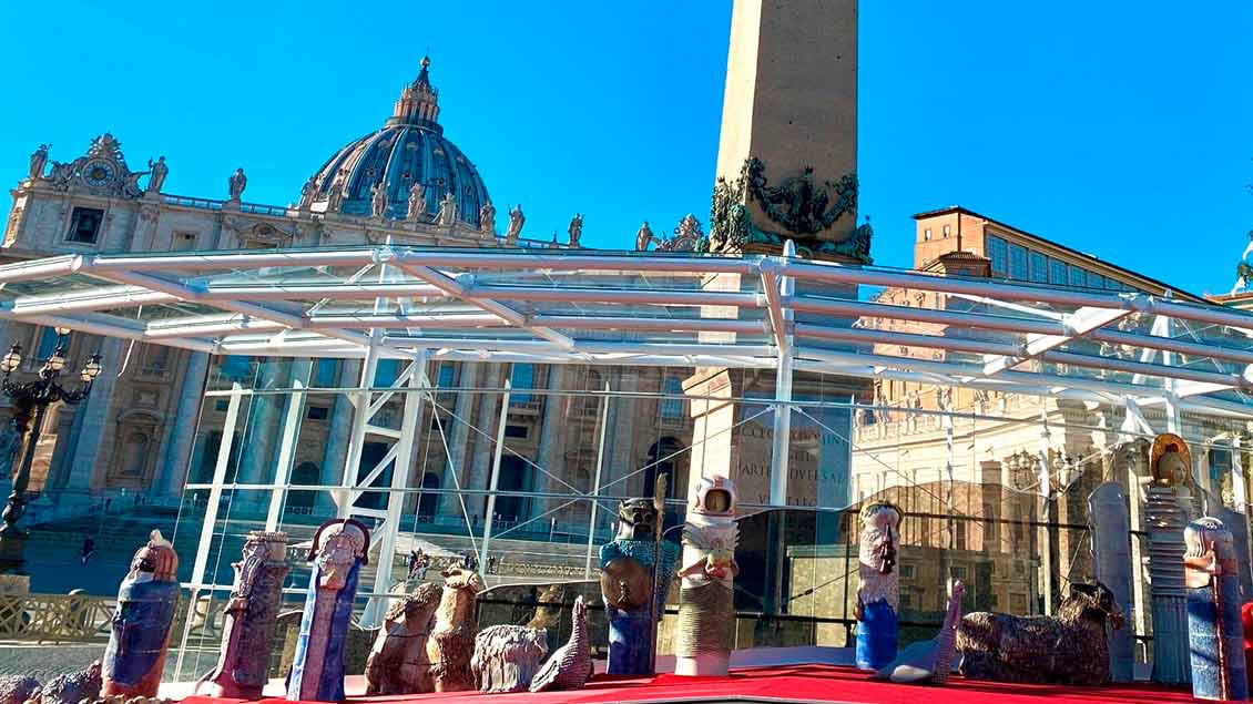 Die Krippe auf dem Petersplatz in Rom mit ihren lebensgroßen Figuren stammt 2020 aus einem Kunst-Gymnasium aus den Abbruzzen. | Foto: Rosalba Iocca