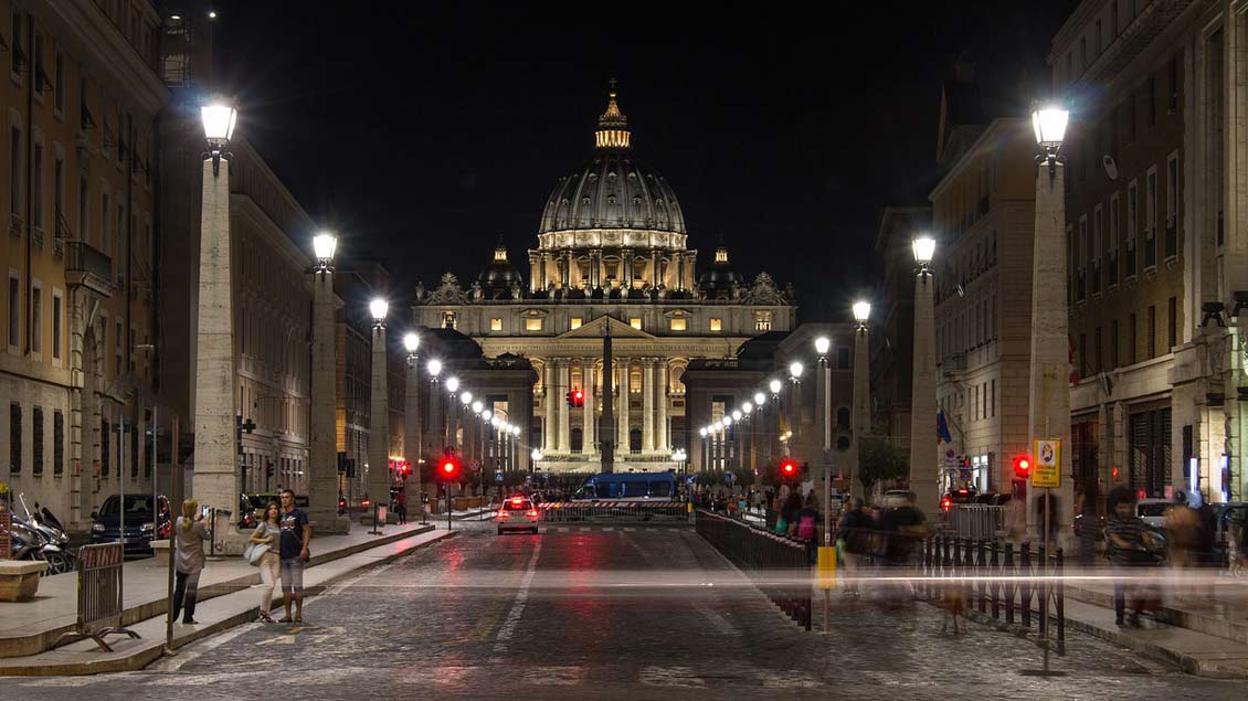 Der Vatikan bei Nacht.
