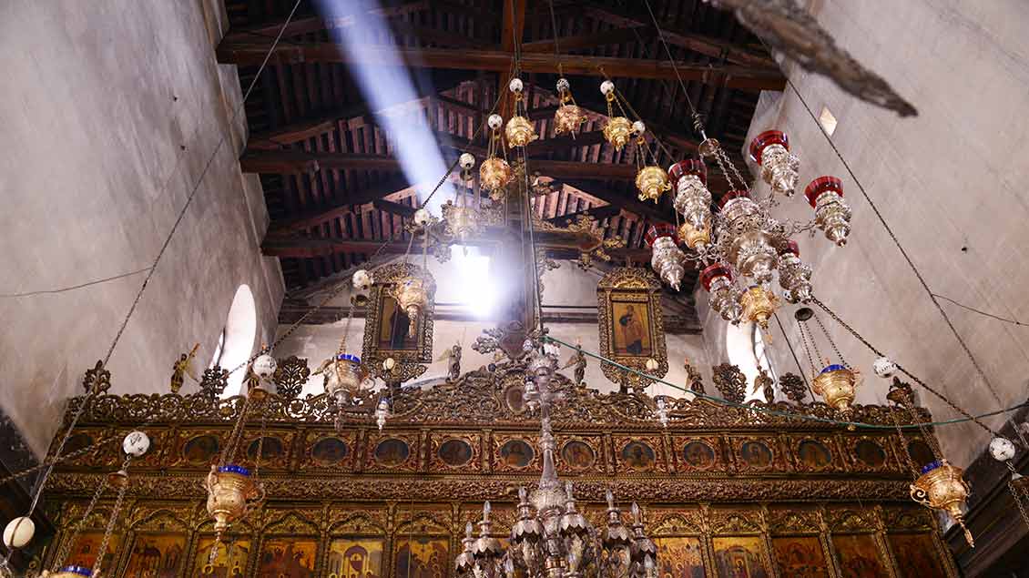 Ein Lichtstrahl fällt in die Geburtskirche von Bethlehem.