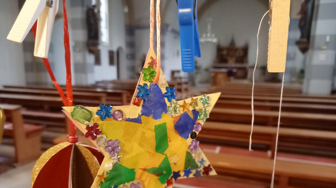 An bunten Wäscheklammern wird der Weihnachtsschmuck in den vier Kirchen der Gemeinde St. Johannes Baptist aufgehängt.| Foto: Pfarrgemeinde St. Johannes Baptist Bakum.