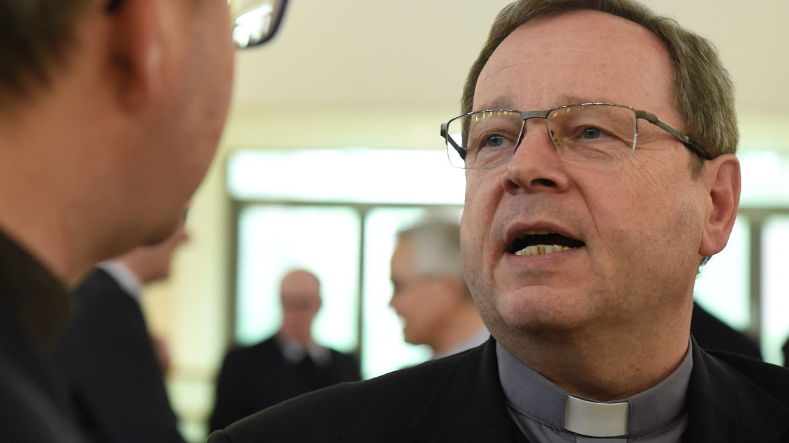 Bischof Georg Bätzing in der Diskussion mit einer Person. Foto: Michael Bönte