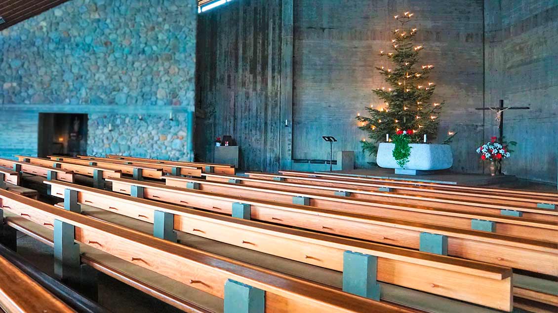 Leere Kirche mit Weihnachtsschmuck