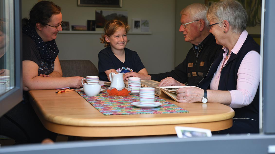 Drei Generationen an einem Tisch: Familie Wansing stöbert in den alten Foto-Alben. | Foto: Michael Bönte