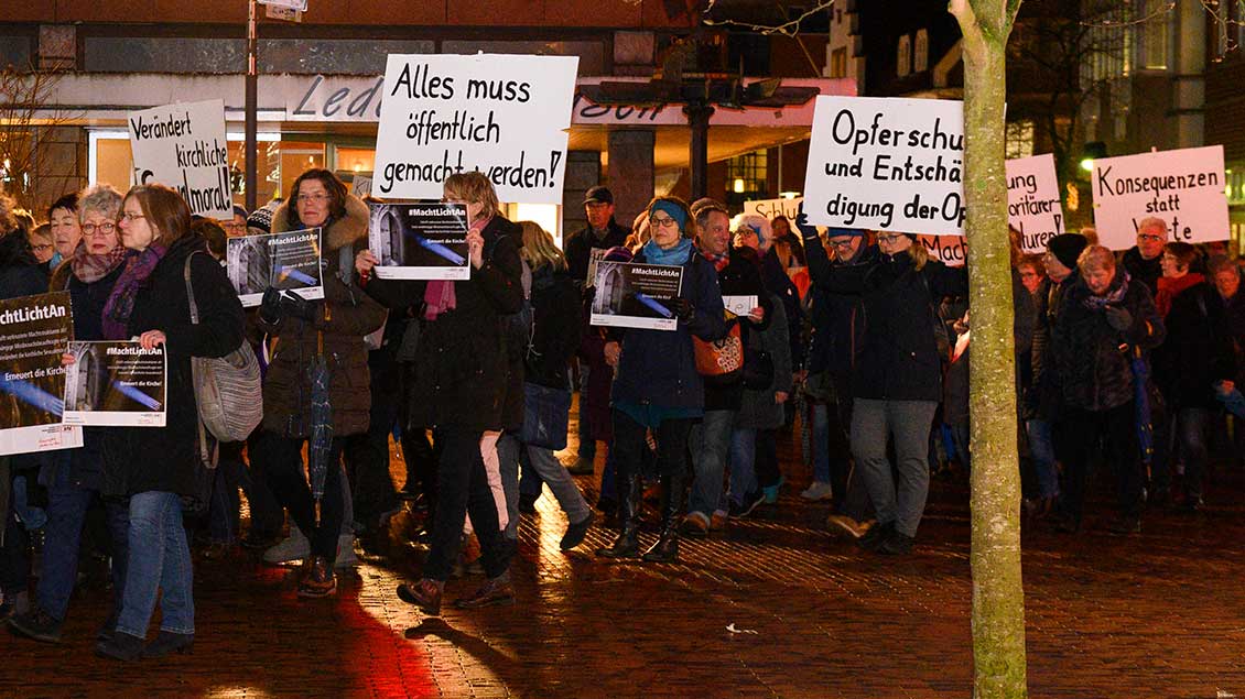#MachtLichtAn-Schweigemarsch am 11. März 2019 durch die Lingener Innenstadt. Foto: Angela von Brill (pd)