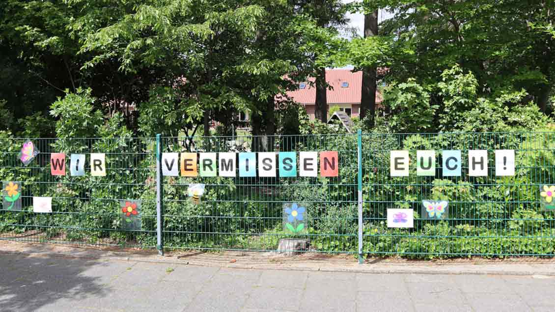 „Wir vermissen euch“ hatte Erzieherinnen des Maria-Frieden-Kindergartens in Vechta im Frühjahr als Botschaft an die Kinder mit großen Buchstaben an den Zaun der Kita geschrieben. | Foto: Michael Rottmann