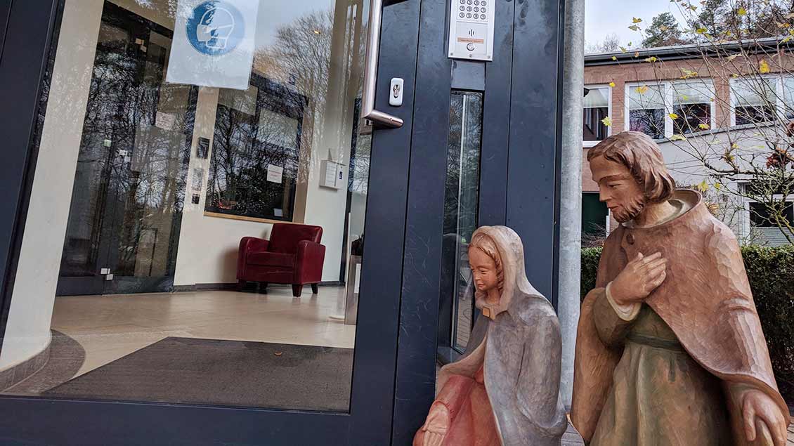 Maria und Josef vor dem Eingang zum Hotel Kloster Damme. | Foto: Michael Rottmann