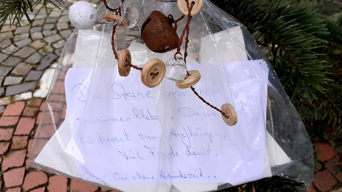 Eine Bastelei aus Knöpfen und ein kleiner Brief am Tauschbaum. | Foto: privat