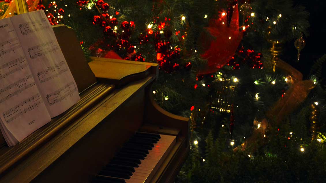 Klavier mit Weihnachtsglanz