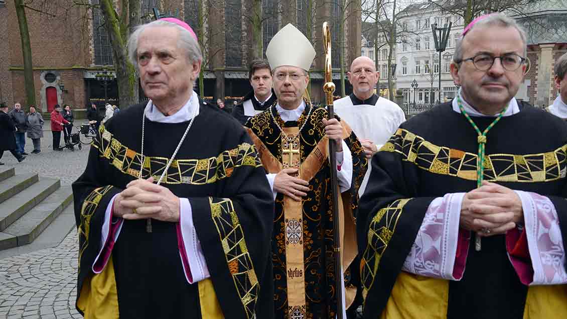 Zelebrant Weihbischof Stefan Zekorn (Mitte) mit den Konzelebranten Bischof em. Adrianus van Luyn aus Rotterdam und Bischof Harrie Smeets aus Roermond.