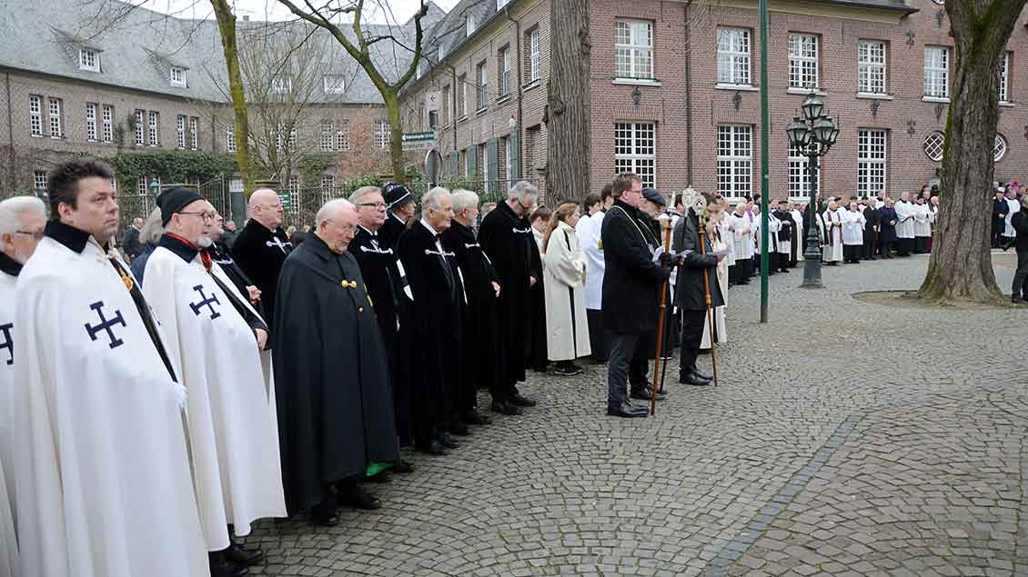 Vertreter verschiedener kirchlicher Gruppierungen nahmen an der Beisetzung teil.