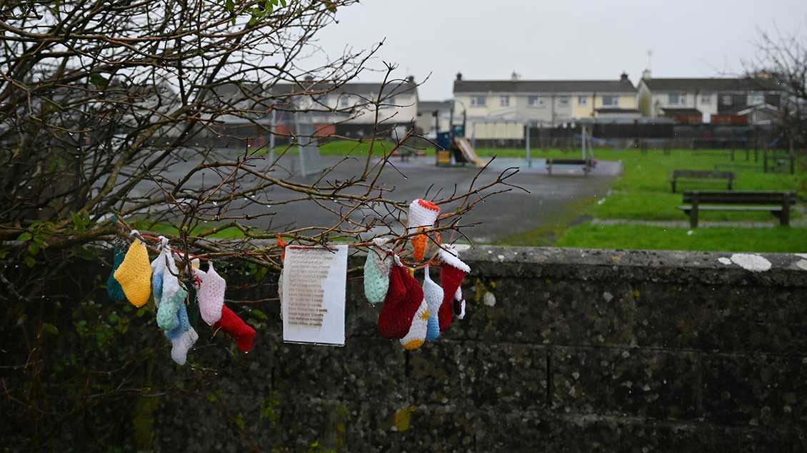 Babysocken an Friedhofsmauer von Tuam Foto: Clodagh Kilcoyne (Reuters)