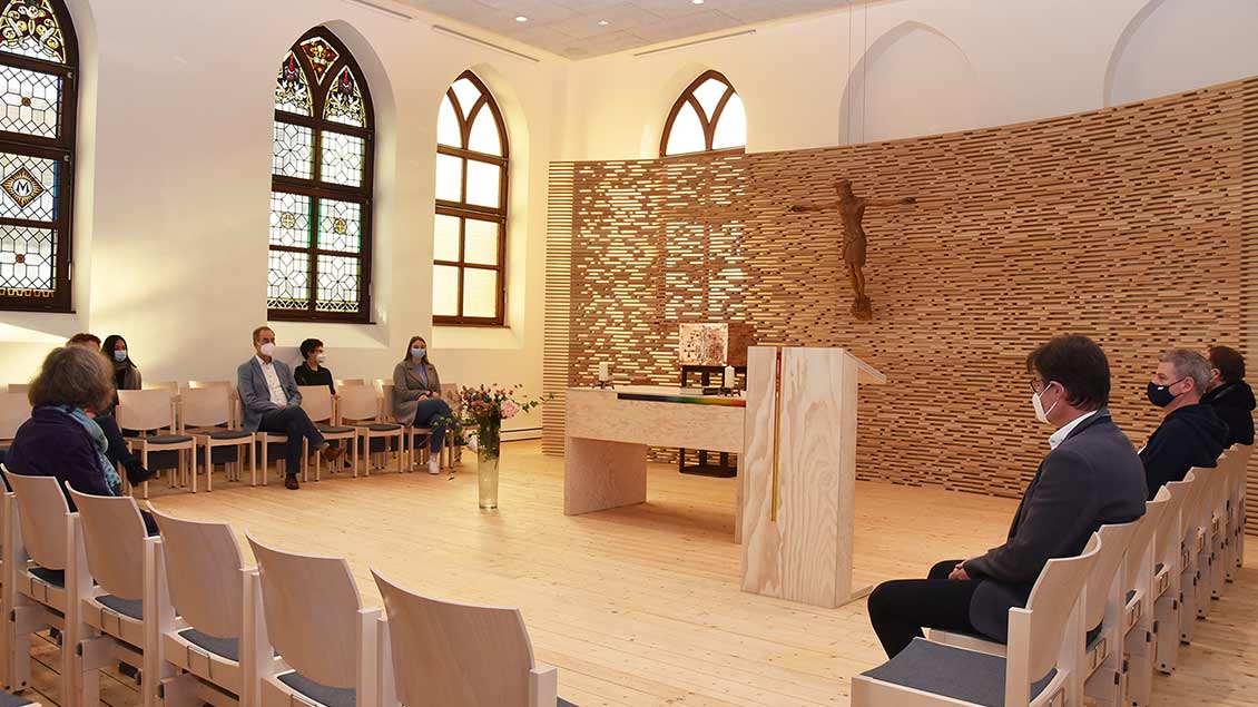 Der Altarbereich der neuen Kapelle wird von einer großen Lamellenwand abgeschlossen.  Foto: Ludger Heuer (pd)