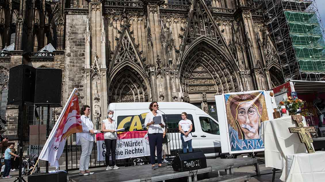 Maria 2.0 demonstriert vor dem Kölner Dom