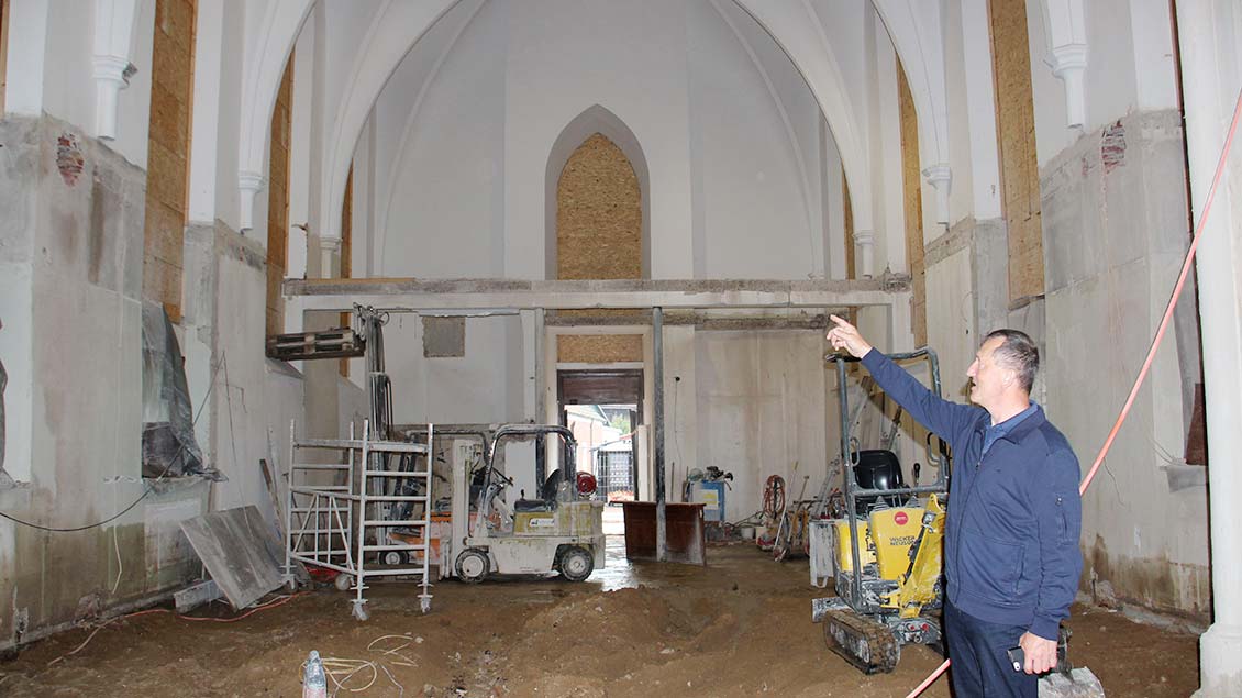 Ferdinand Baur nach dem Abriss der Zwischendecke in der Vareler Kirche. | Foto: Heiner Bruns