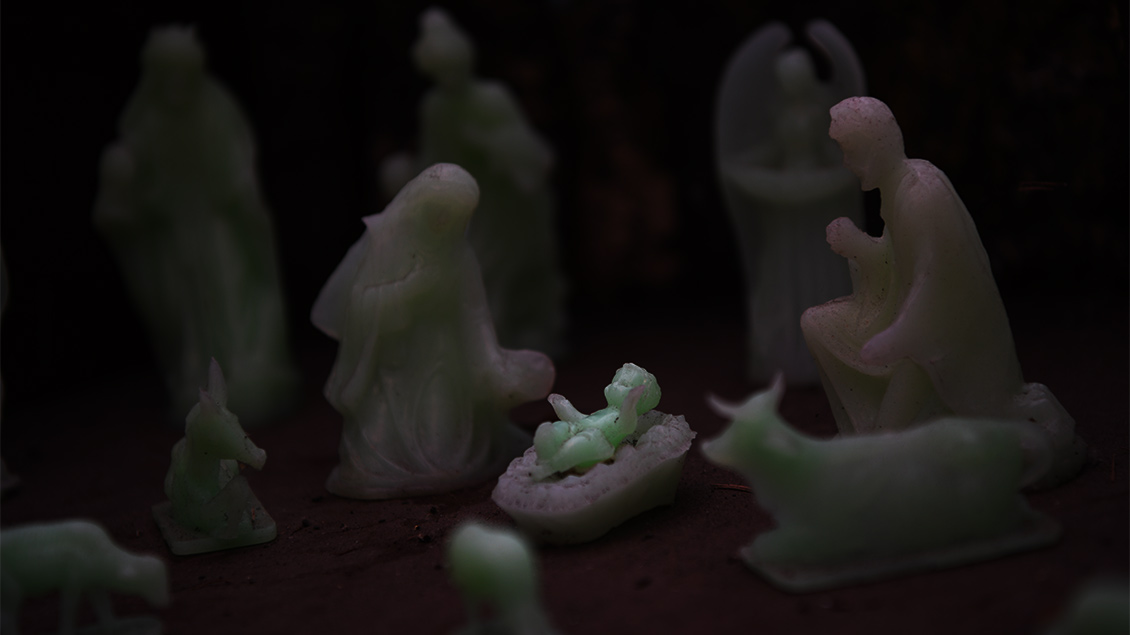 In einer fluoriszierenden Krippe beginnt in der Dunkelheit das Jesuskind zu leuchten. | Foto: Michael Bönte