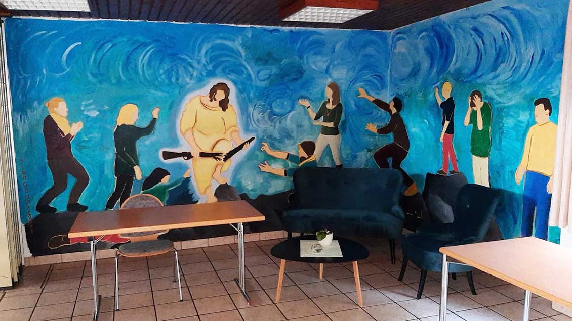 Gisela Paul hatte mit Jugendlichen Kunstprojekte im angrenzenden Pfarrheim organisiert. Zum 40-jährigen Weihejubiläum von St. Christophorus würdigte eine Ausstellung die Künstlerin. | Foto: privat
