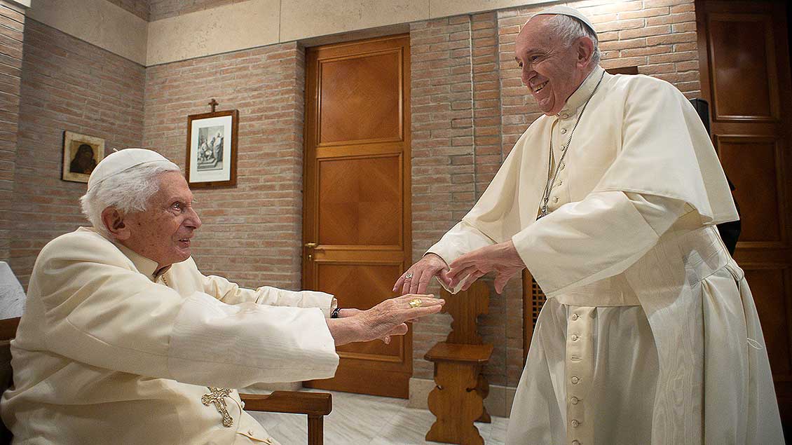 Franziskus und Benedikt Archivfoto: Vatican Media (Reuters)