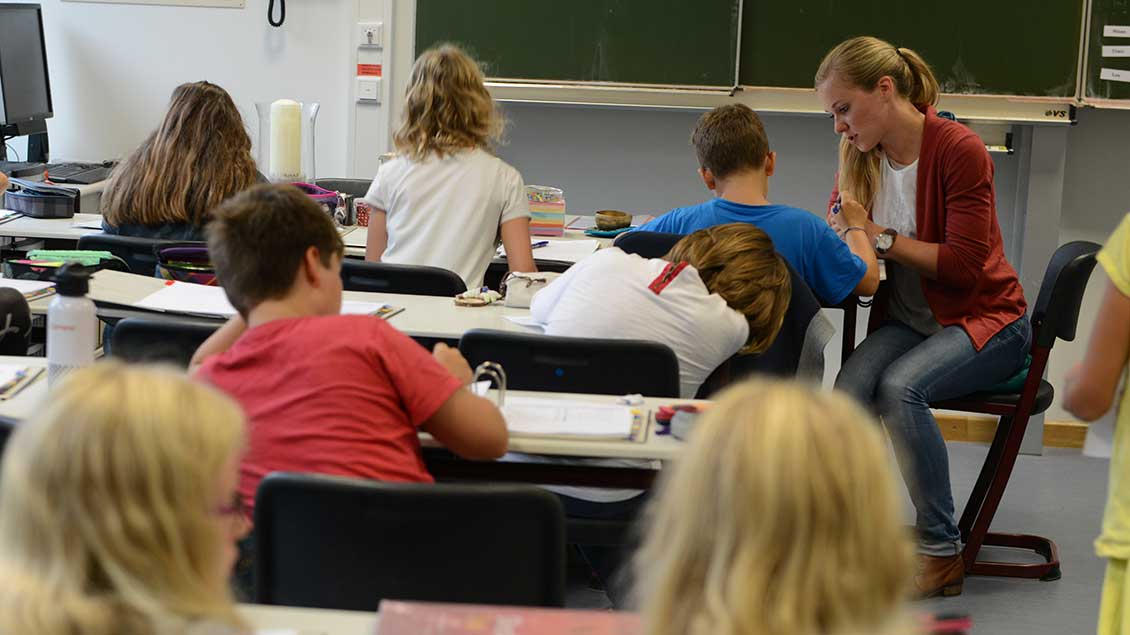 Schulklasse mit Lehrerin Symbol-Foto: Michael Bönte