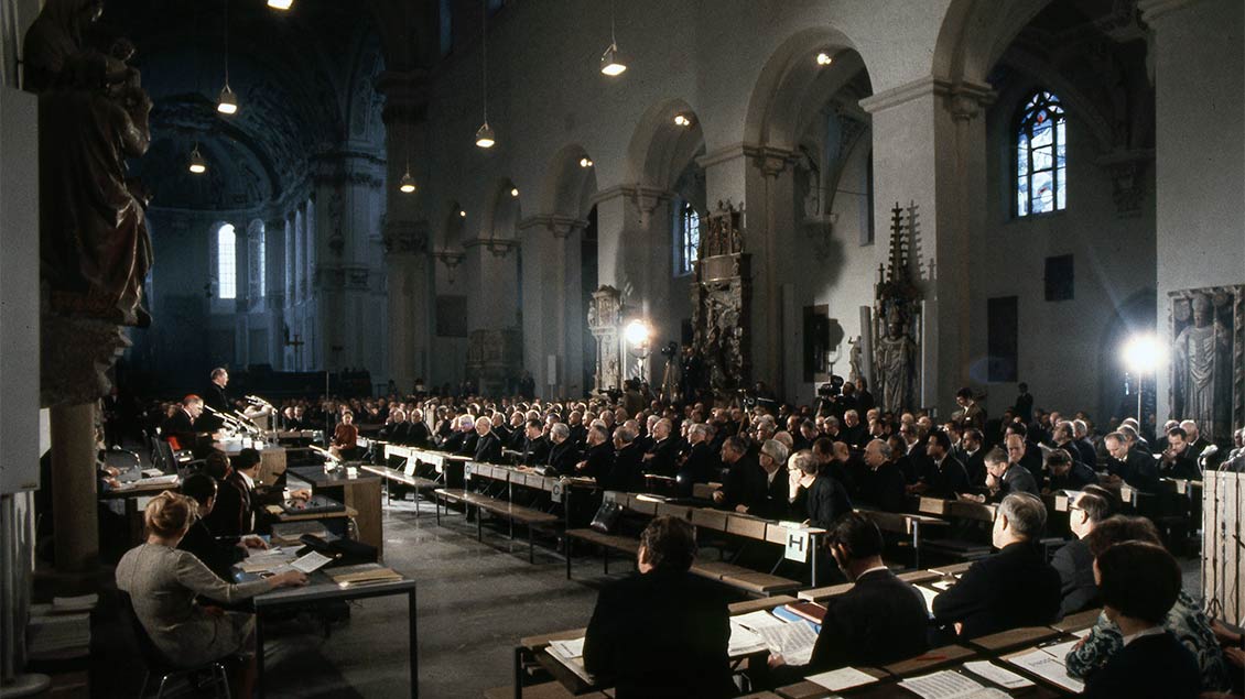 Ein historisches Foto zeigt die vollbesetzten Bänke im Kiliansdom in Würzburg bei der Würzburger Synode.