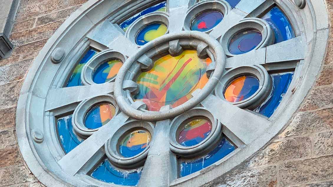 Zur neuen Anmutung der Taufkapelle trägt maßgeblich das in kräftigen Farben gestaltete große Rosettenfenster bei. | Foto: Mike Netzler (pd)