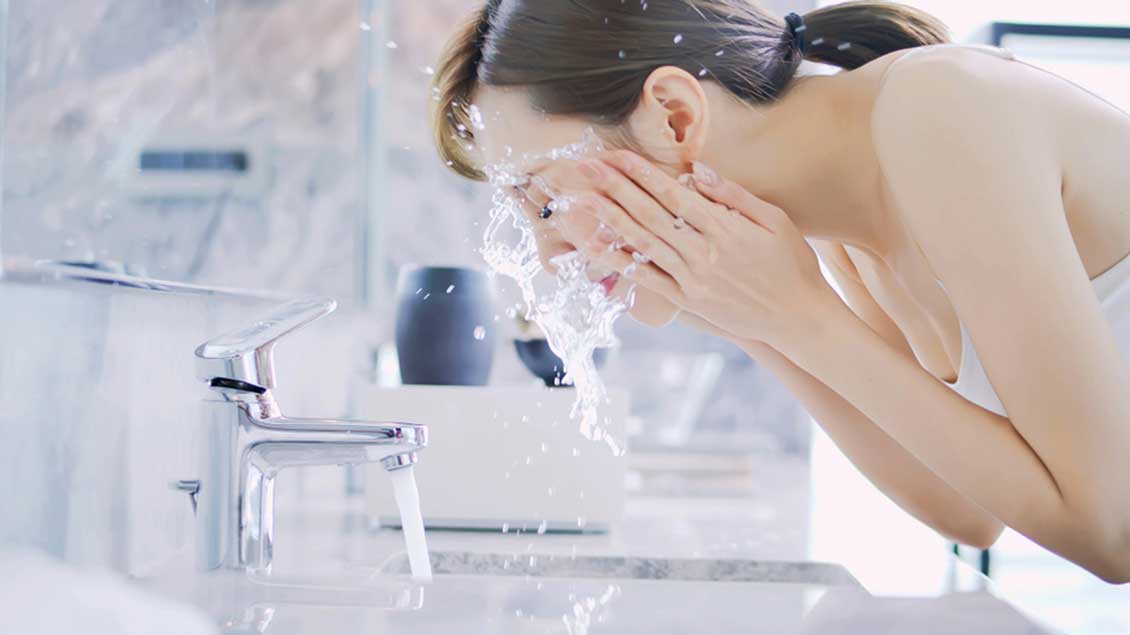Frau wäscht sich das Gesicht Foto: aslysun (Shutterstock)