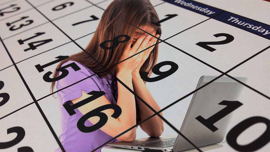 Gestresste Frau am Laptop mit Kalender