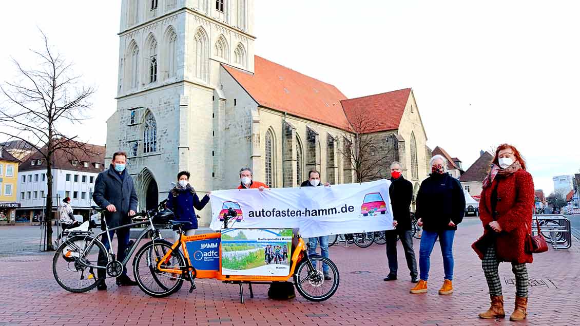 Vertreter der Kirchen, Institutionen und Umweltgruppen werben vor der Paulus-Kirche in Hamm für das „Autofasten“.