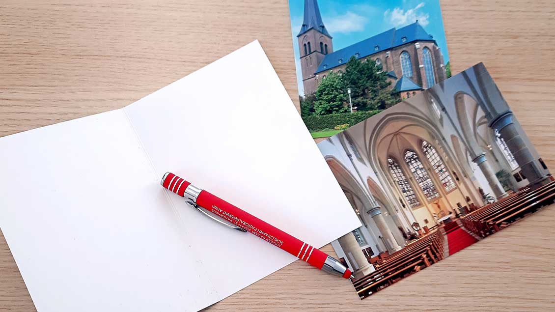 Kartengrüße mit Motiven der St.-Pankratius-Kirche in Vorhelm verschicken Gemeindemitglieder. Foto. pd