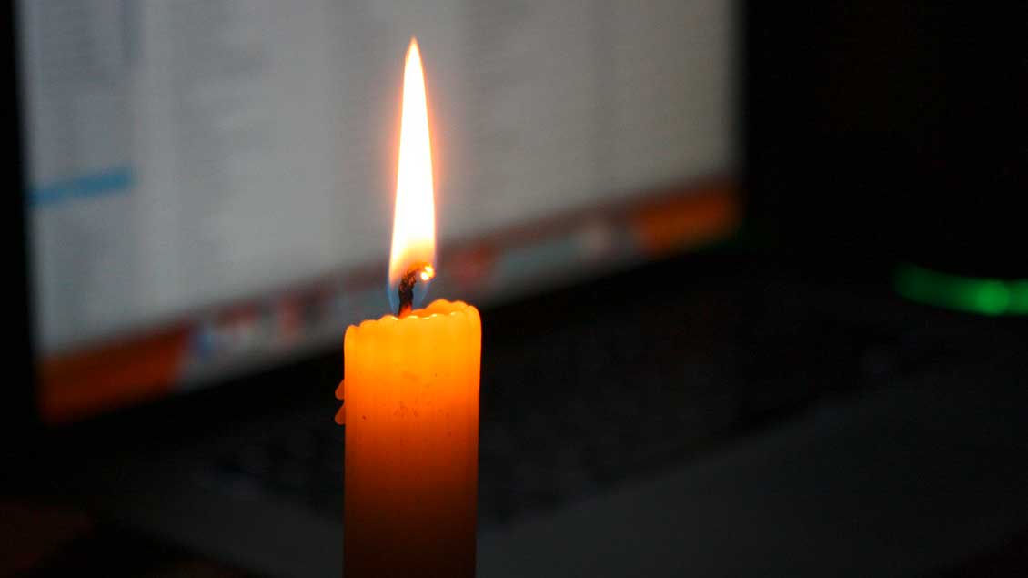 Kerze vor einem Computerbildschirm Foto: pixabay.com