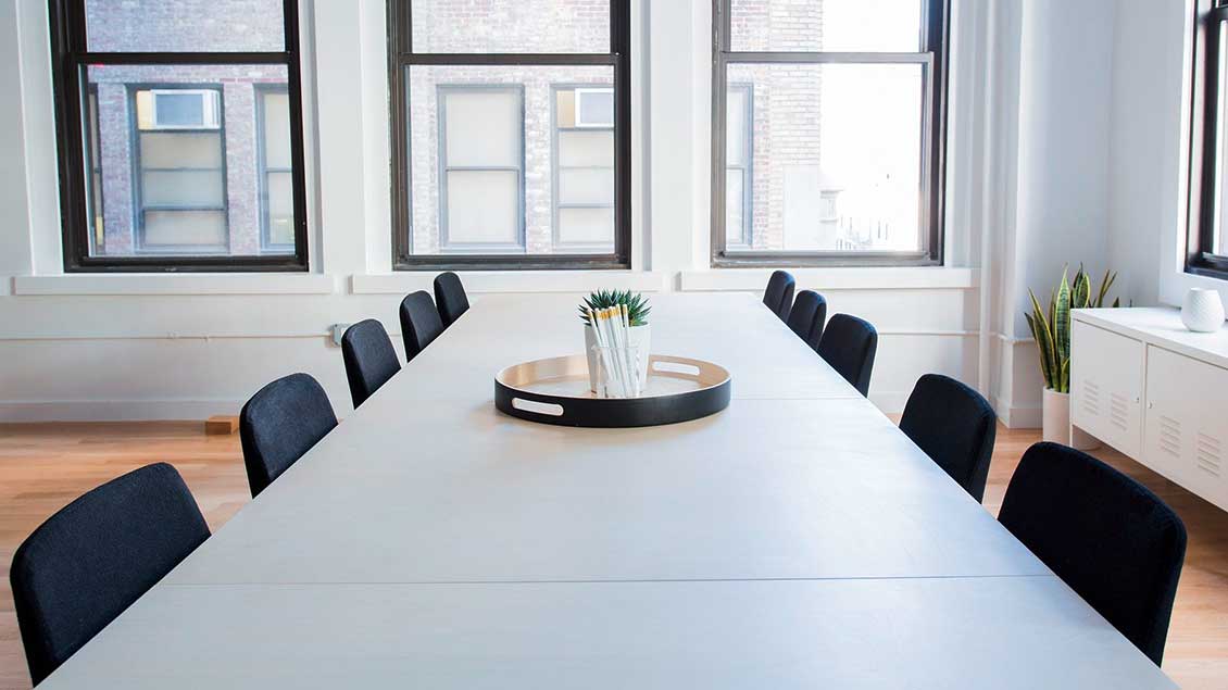 Konferenzraum mit unbesetzten Stühlen Symbol-Foto: pixabay.com