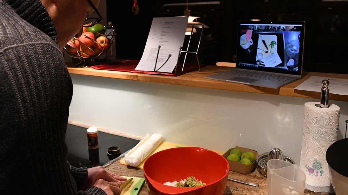 Mann mit Tablett beim Zubereiten von Speisen Foto: Michaela Kiepe (pbm)