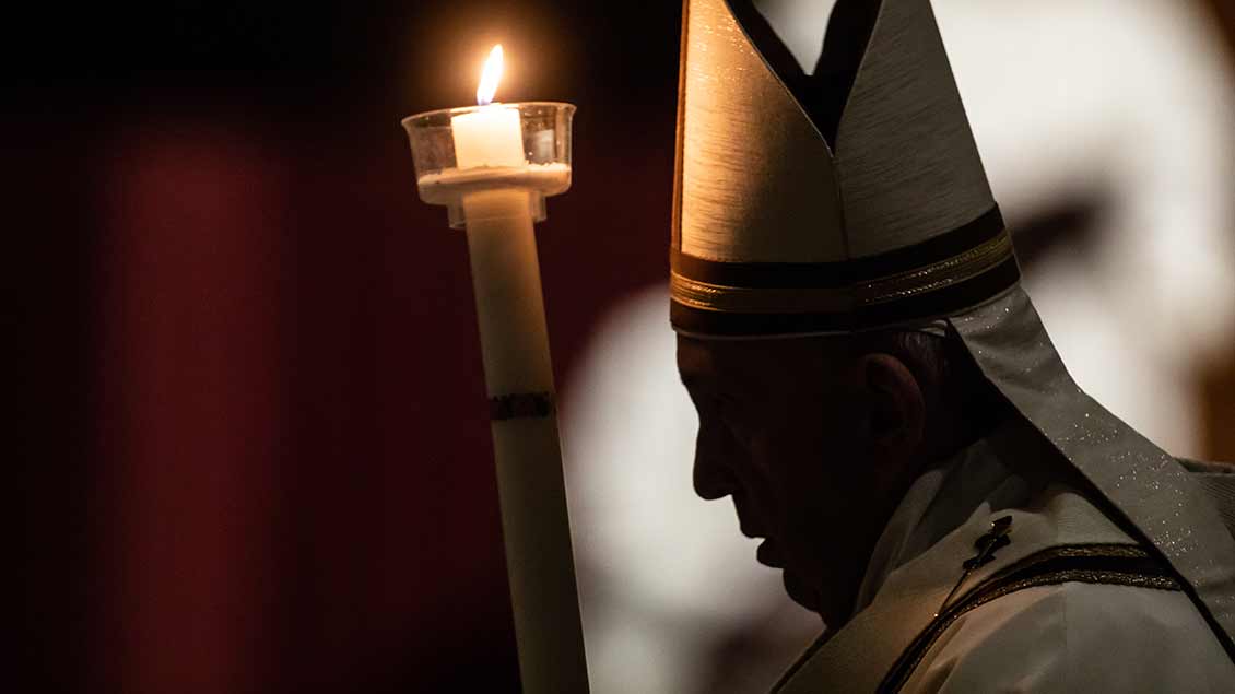 Papst Franziskus hält die Osterkerze bei der Feier der Osternacht am 11. April 2020 im Petersdom im Vatikan. Foto: Stefano Dal Pozzolo (KNA)