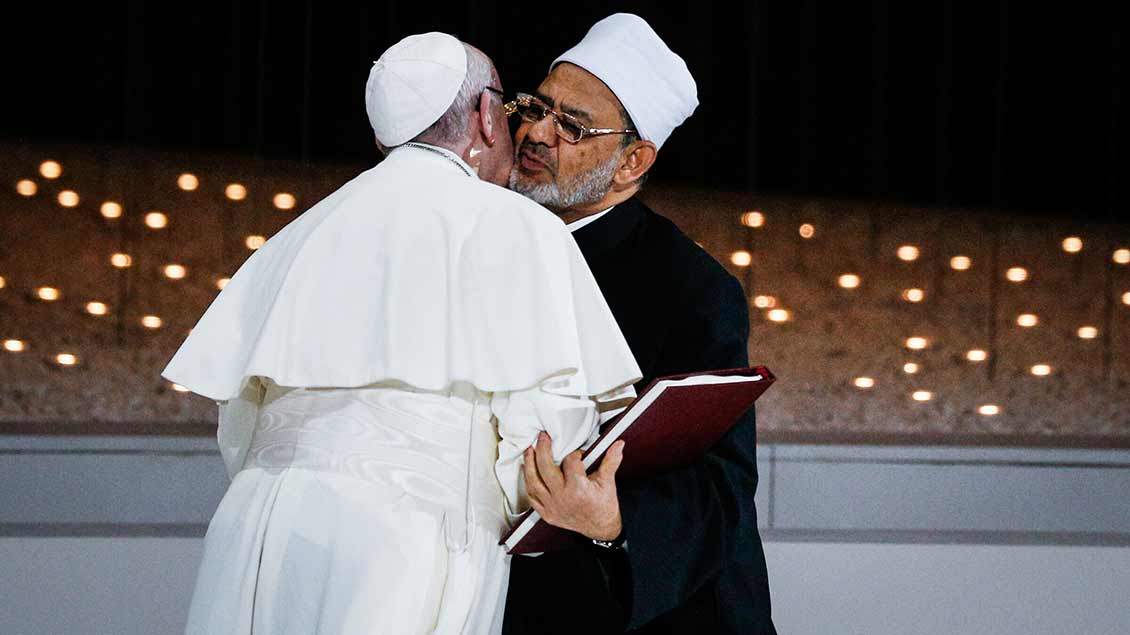 Papst Franziskus und Großimam Ahmad al-Tayyeb umarmen sich am 4. Februar 2019 während des interreligiösen Treffens in Abu Dhabi. Foto: Paul Haring (KNA)