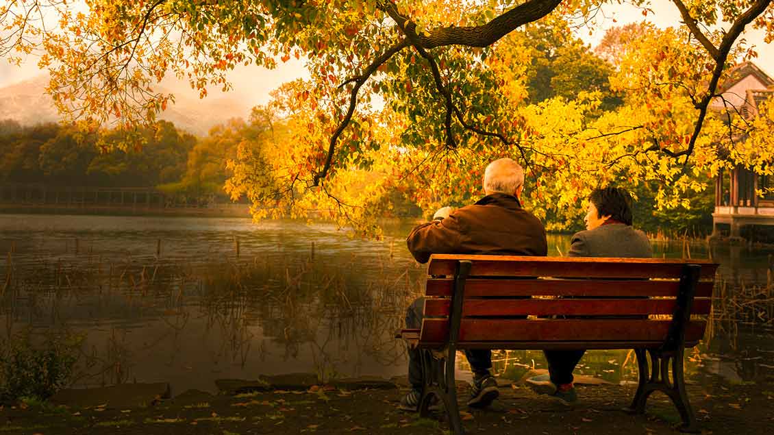 Älteres Paar auf einer Bank am See Foto: pixabay.com