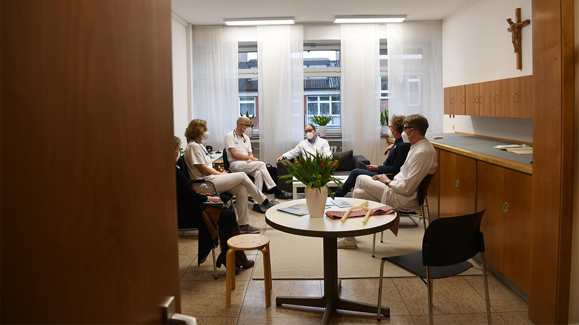 Auch das multifunktionale Team der Palliativstation im Herz-Jesu-Krankenhaus in Münster-Hiltrup trifft sich derzeit in der Sakristei der Krankenhaus-Kapelle.
