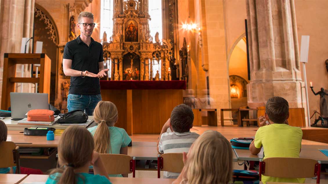Lehrer mit Klasse in einer Kirche Fotomontage: Martin Schmitz