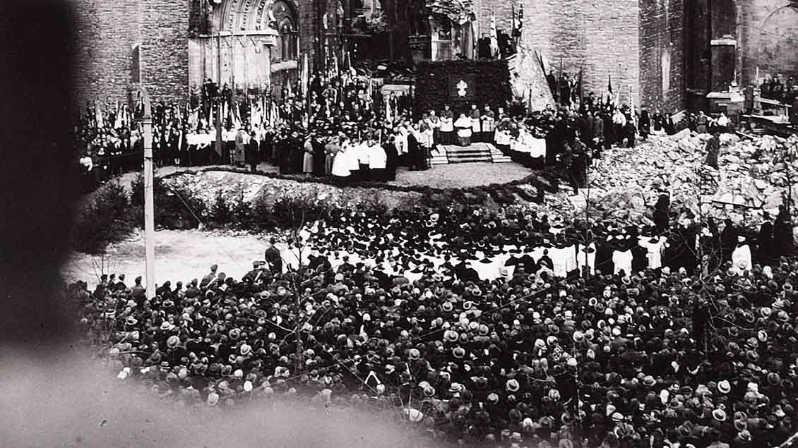Zehntausende von Gläubigen bereiten von Galen nach der Verleihung der Kardinalswürde und der Rückkehr aus Italien einen großen Empfang in Münster. | Foto: Bistumsarchiv
