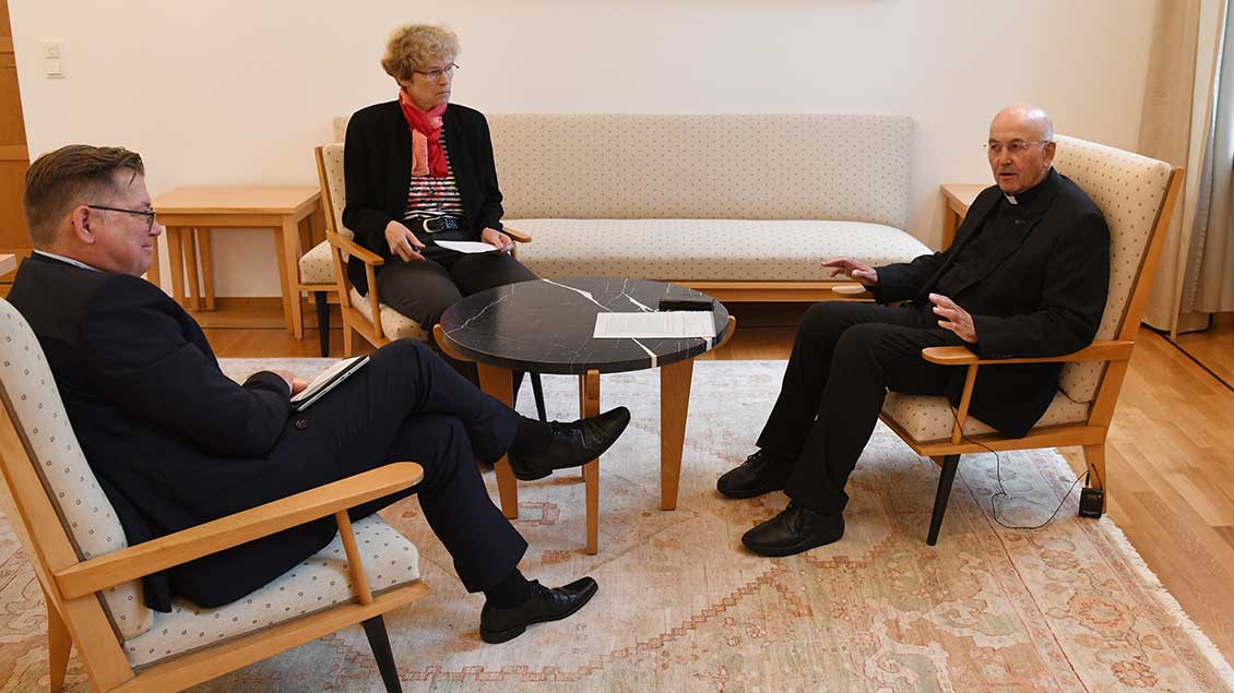 Bischof Felix Genn im Gespräch mit Annette Saal und Markus Nolte