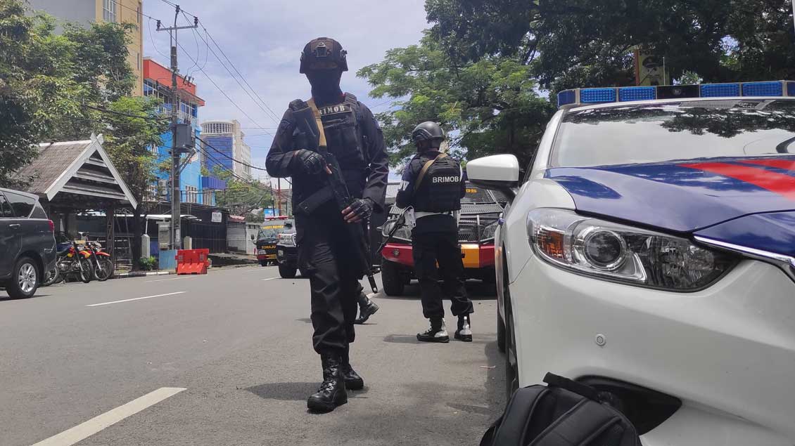 Polizisten bewachen eine abgesperrte Straße unweit der Kathedrale Sacred Heart of Jesus in der Stadt Makassar, Indonesien. Foto: Reuters