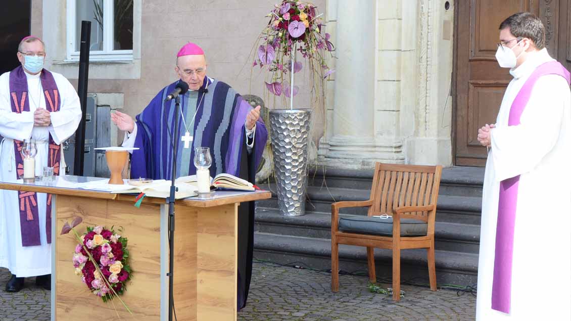 Zum Jubiläum hatten sich nur Bischof Felix Genn, Burgkaplan Ralf Meyer, der Kuratoriumsvorsitzende Weihbischof Christoph Hegge und die Mitarbeitenden versammelt.