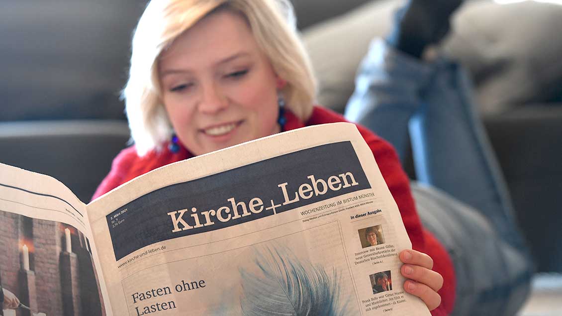 Eine junge Frau liest „Kirche+Leben“ Foto: Michael Bönte