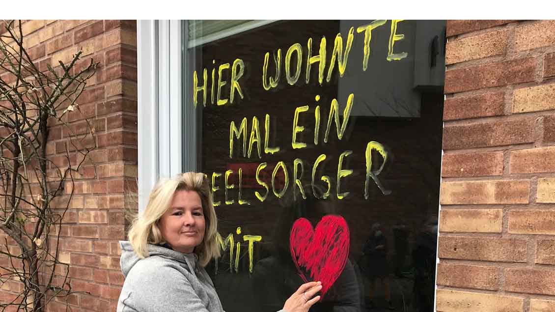 Gemeindemitglied Annette Averesch malt auf das Fenster des Pfarrhauses, wo Pfarrer Thomas Laufmöller bis vor Kurzem gelebt hat: "Hier wohnte mal ein Seelsorger mit Herz." | Fotos: Karin Weglage