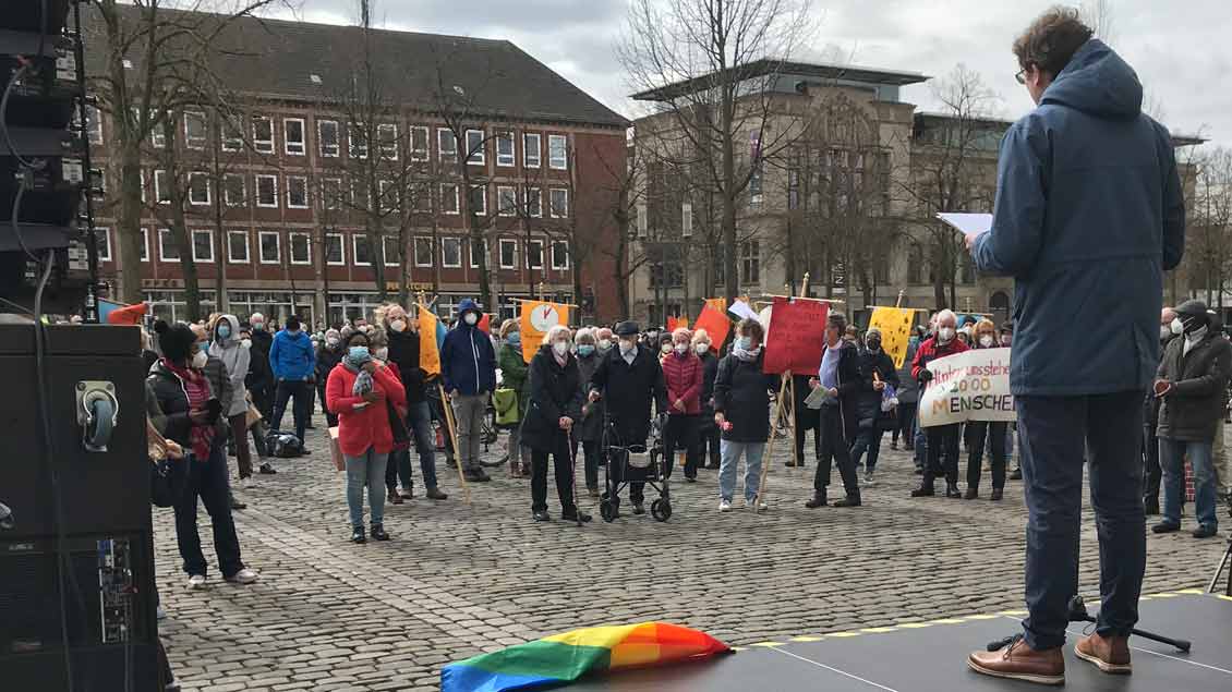 Der Protestzug führte an Münsters Aasee entlang zum Paulus-Dom. | Fotos: Karin Weglage